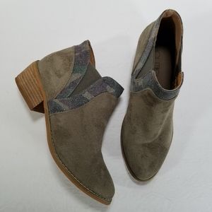 Boutique by Corkys Crisp Army Green Camo Suede Ankle Booties Women Size 8